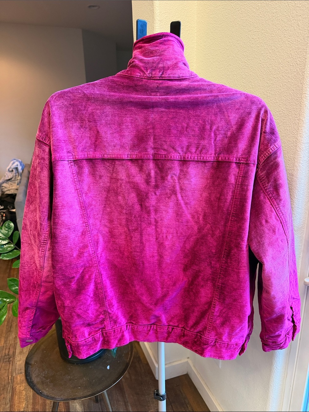 Free People Velvet Trucker Jacket Fuchsia Pink M/L Boho-Chic 90s Grunge Revival - Picture 5 of 7